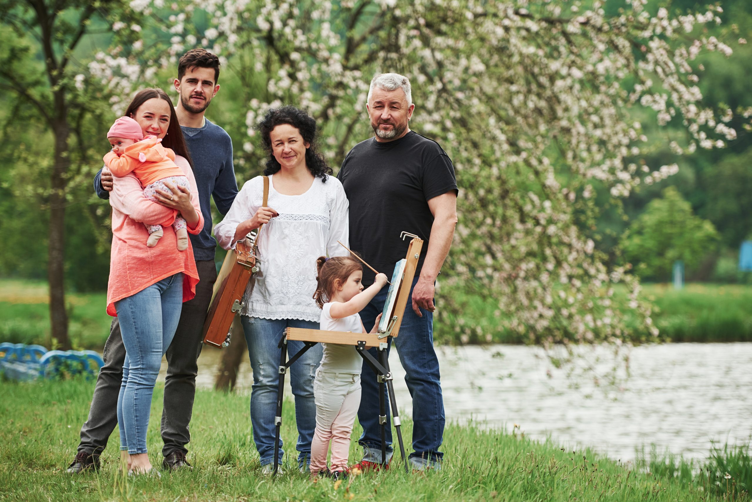 Familia disfrutando al aire libre